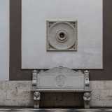 ...mentre sulla parete destra � collocata una panchina in marmo bianco, finemente decorata e sorretta da due figure dall�aspetto femminile dotate di prosperosi seni